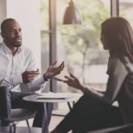 deux collegues discutent au bureau