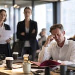 employé fatigué travaillant 12 jours