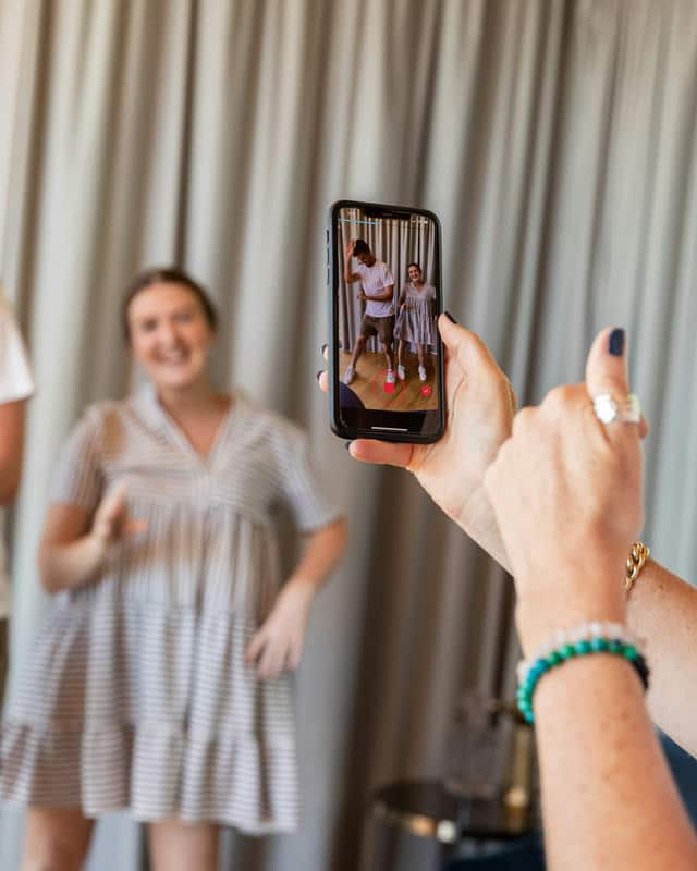 femme filmant une vidéo sur iphone