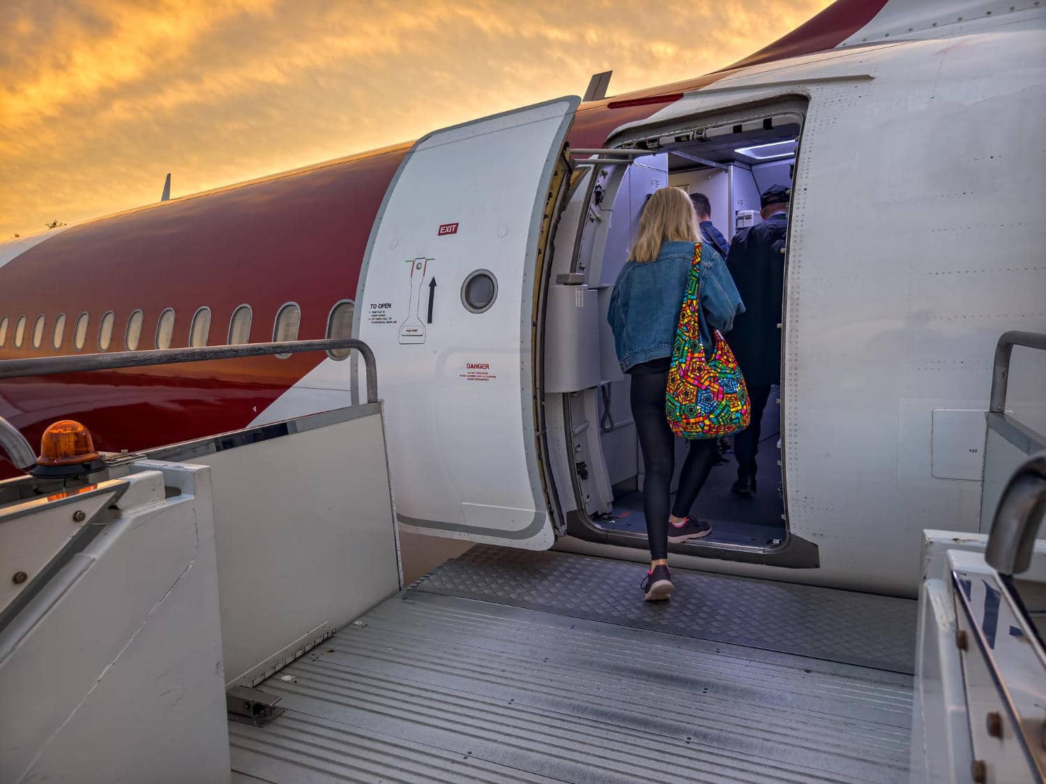 femme prenant avion quotidien pour travail