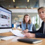 recruteur verifie le profil reseaux sociaux du candidat